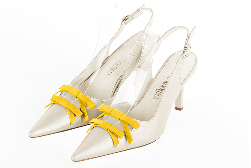 Off white and yellow women's open back shoes, with a knot. Pointed toe. High slim heel. Front view - Florence KOOIJMAN